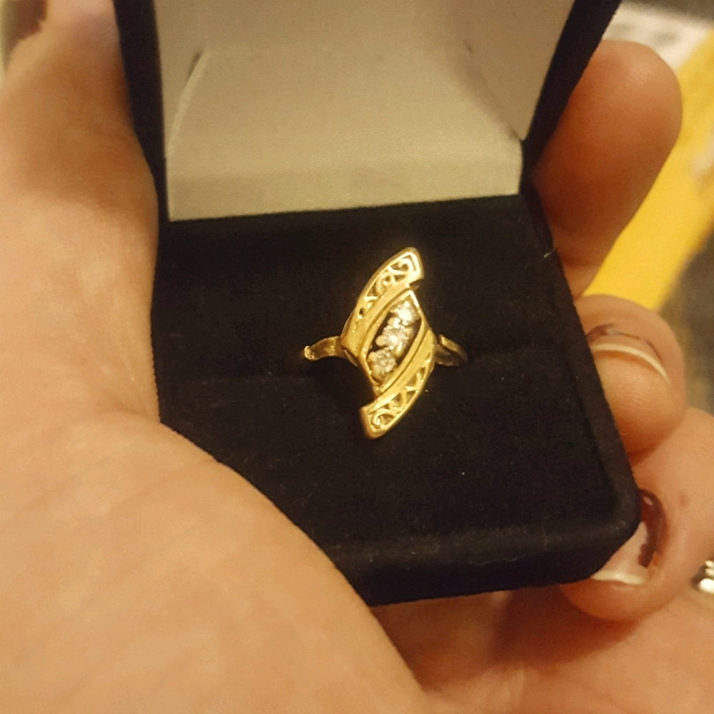 10K GOLD & DIAMOND RING 2.9 GRAMS SIZE 5